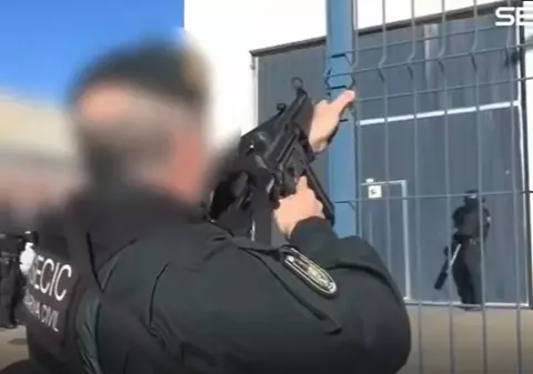 Trei români care furau camioane cu tot cu marfă s-au trezit cu zeci de mascați spanioli înarmați până-n dinți la poarta depozitului unde ascundeau prada