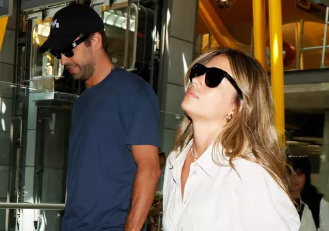 Ce se întâmplă cu relația lui Gerard Piqué cu Clara Chía după ce el ar fi fost surprins alături de o roșcată. „Sunt obosiți de zvonurile false”