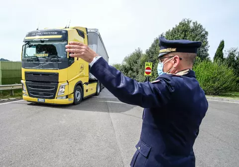 Șofer de TIR amendat cu 35.000 de euro, după ce polițiștii au verificat cursele din ultimele 56 de zile, când a parcurs 13.554 kilometri