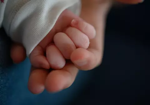 Bebelușul injectat din greșeală cu adrenalină, la Focșani, transferat de urgență la Spitalul Marie Curie din Capitală