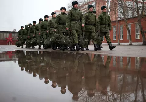 Femei din Rusia se căsătoresc cu soldații „carne de tun” ai lui Putin pentru compensații după moartea acestora