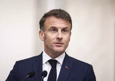Cu ce parfum se dă Emmanuel Macron. Angajații îl simt înainte să apară la Palatul Élysée