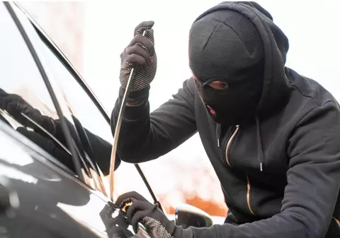 Cum au furat doi români o mașină de lux ziua-n amiaza mare, lângă Timișoara, imediat după ce șoferul s-a dat jos