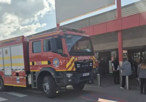 Incendiu izbucnit la un restaurant dintr-un supermarket din Oradea. Aproape 150 de oameni s-au evacuat