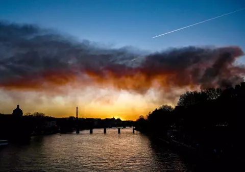 Incendiu la Paris, în apropiere de clădirea tribunalului. Un centru de triaj a fost mistuit de flăcări, degajări mari de fum peste Sena