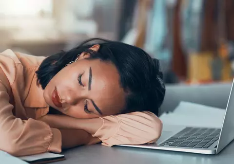 Dormitul la birou, noul simbol al hărniciei. Ce e Inemuri și de ce e practicat cu mândrie în Japonia