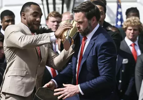 Momentul viral în care JD Vance scapă trofeul campionatului naţional al statului Ohio, în timpul ceremoniei de la Casa Albă: „N-am vrut să-l mai primească cineva” | VIDEO