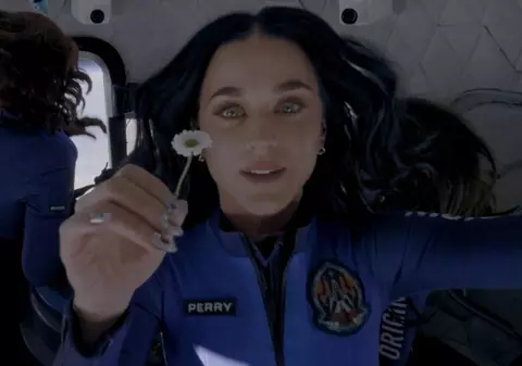Katy Perry în spațiu, un zbor istoric sau o mare păcăleală? Teoria conspirației care de agață de un… fir de păr