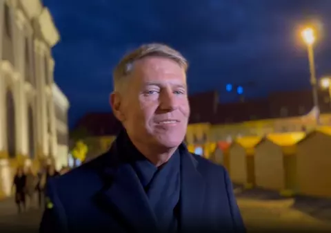 Klaus Iohannis a râs și a refuzat să dialogheze cu presa de Paște, la Sibiu, la două luni după demisia din funcția de președinte