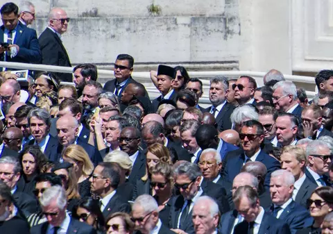 Marcel Ciolacu, viral după ce s-a pozat la Vatican, la înmormântarea Papei Francisc: „Vedeai ceva de acolo?”