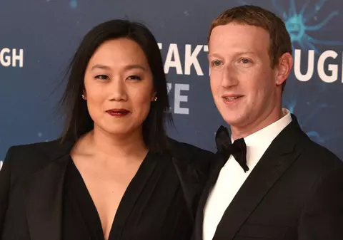 Soția lui Mark Zuckerberg, deloc impresionată de sculptura uriașă care o înfățișează și pe care șeful Meta i-a plantat-o în curte
