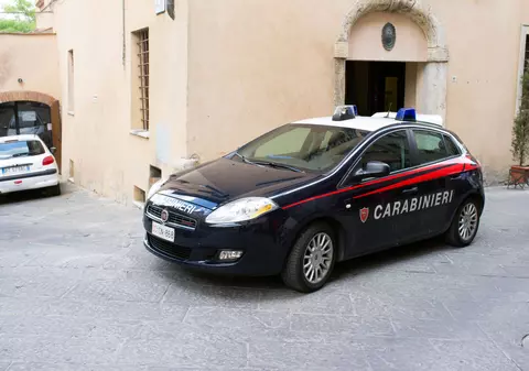 Șofer român de TIR, pus la pământ cu electroșocuri de carabinieri. Vecinii au chemat agenții să îl liniștească