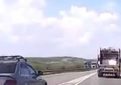 Tupeul unui șofer pe centura Clujului: depășește pe linia continuă, chiar în fața mașinii de Poliție | VIDEO