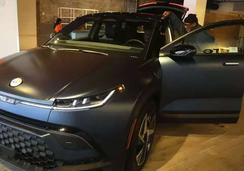 Mașini electrice noi-nouțe de sute de mii de euro au rămas ale nimănui, abandonate pe marginea drumului de jumătate de an