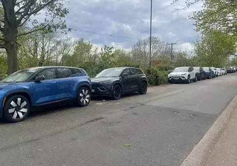Mașini electrice nedorite, în valoare de peste 275 de mii de lire sterline, aruncate pe marginea drumului într-un important oraș britanic