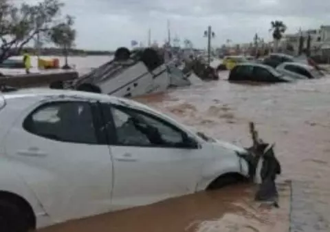 Insula grecească favorită a celebrităților de la Hollywood, devastată de furtuni și inundații. Mașinile, înghițite de ape | VIDEO