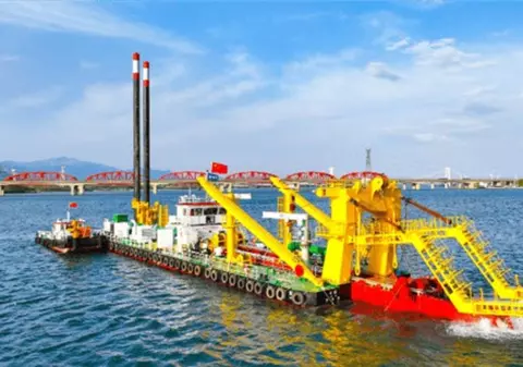 După locomotive pe baterii, chinezii au dat în folosință prima navă de dragare electrică din lume