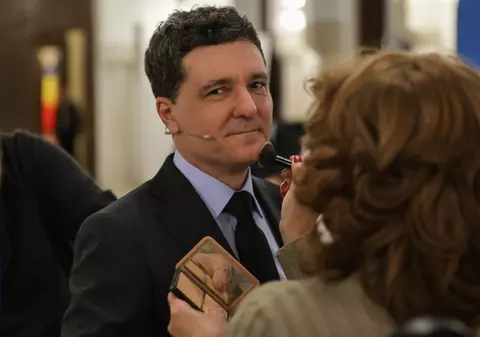 Cum s-a îmbrăcat partenera lui Nicușor Dan la cea de-a doua dezbatere prezidențială de la Palatul Cotroceni. Mirabela a purtat brandul Andreei Raicu