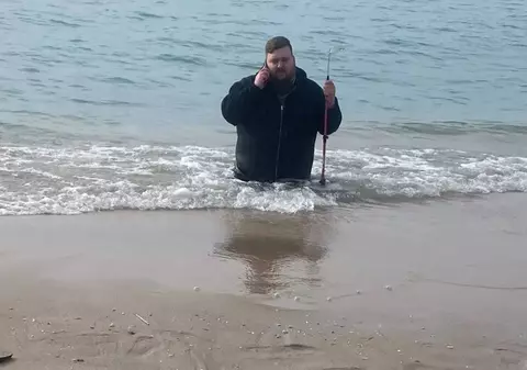 O întâlnire romantică pe plajă a adus un bărbat în nisipuri mișcătoare: „Știam că trebuie să fiu macho, nu puteam să cer ajutor”
