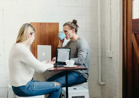 Ce oferă adesea companiile din România, pe lângă salariu: asigurarea de sănătate și posibilitatea de a lucra de la distanță, printre opțiuni