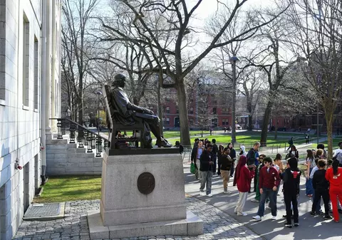 Cât de importantă este de fapt Universitatea Harvard în SUA, deși Donald Trump susține că „este o glumă”