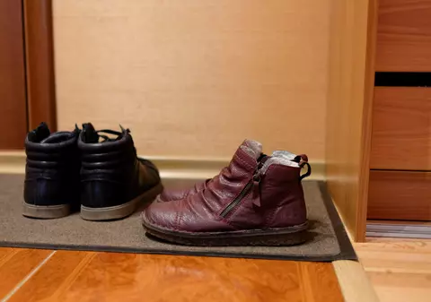 Obiceiul simplu de a-ți scoate pantofii atunci când intri acasă poate aduce beneficii enorme sănătății tale