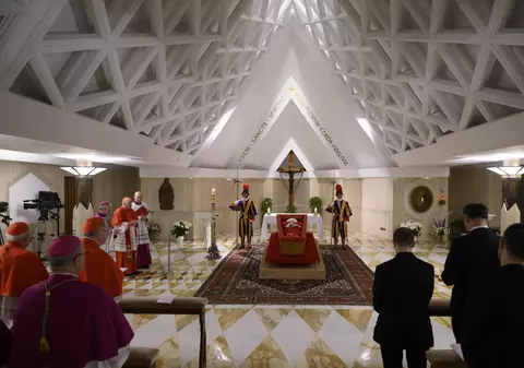 Ce poartă participanții la înmormântarea Papei și de ce va fi Francisc I îmbrăcat în roșu