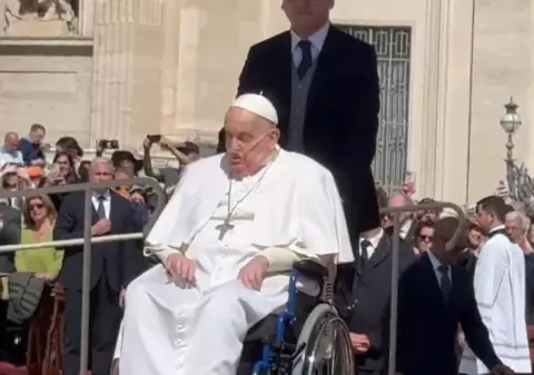 Papa Francisc, în mijlocul credincioșilor din Piața Sfântul Petru la prima sa apariție publică după ieșirea din spital | VIDEO