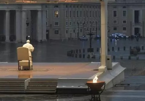 Singur în Piaţa San Pietro, în ploaie: momentul de rugăciune al Papei Francisc care a emoționat o lume întreagă I VIDEO