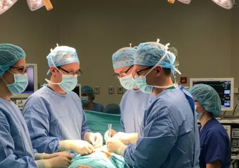 Un bărbat din Galați a câștigat un pariu care implica un borcan de muștar și a ajuns la Urgențe: „Mult succes, dom’ne doctor, să poți extrage ceva”