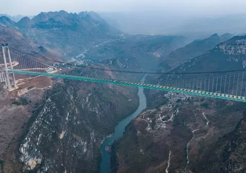 Cel mai înalt pod din lume a fost finalizat înainte de termen. Va fi traversat de camioane și mașini la o înălțime demnă de un zgârie-nori