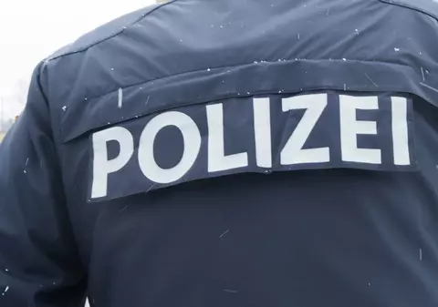 Șofer de 21 de ani care circula cu 180 km/h în Austria rămâne fără mașină și permis