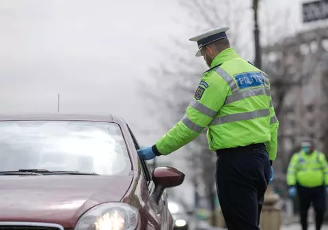 Bucureșteanca fără permis, prinsă la volan de trei ori în 10 zile, este dealer de droguri. Ce a găsit DIICOT la ea în casă