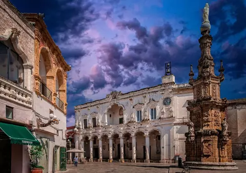 Un american s-a mutat la țară în Europa, „ca să fie cât mai departe de un McDonald’s sau Starbucks”