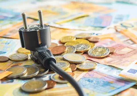 Vara vine cu scumpiri în lanț: Guvernul lasă prețurile libere la energie, RCA și alimente