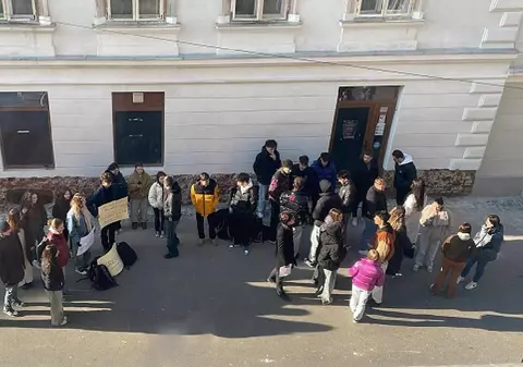 Elevii unui liceu din Timișoara refuză să intre la orele de română, după ce profesoara le-a dat lecții de religie