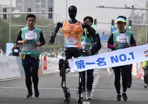 Primul semimaraton cu roboți și oameni, în China: diferență uriașă între cel mai rapid robot și cel mai rapid om