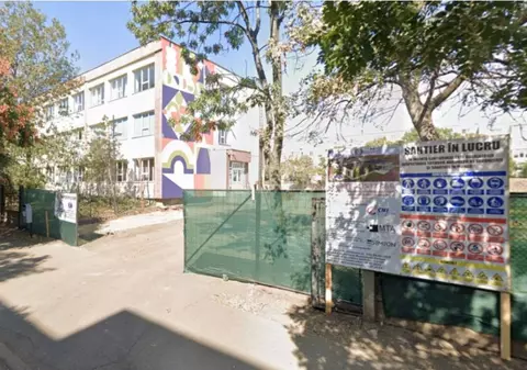 Mai mulți părinți din Ploiești au protestat față de relocarea copiilor la altă școală, din cauza lipsei de spațiu: „Nu mutați copiii!”