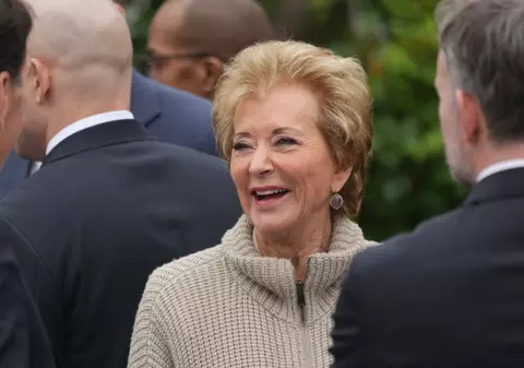 Gafa secretarului Educației din SUA: a confundat AI cu „A1”, un brand de sosuri. Compania s-a amuzat și a creat o nouă etichetă: „Doar în scopuri educaționale”