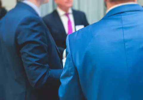 Partidele din coaliția de guvernare și-au turat motoarele: mobilizare totală pentru Crin Antonescu în ultima săptămână de campanie