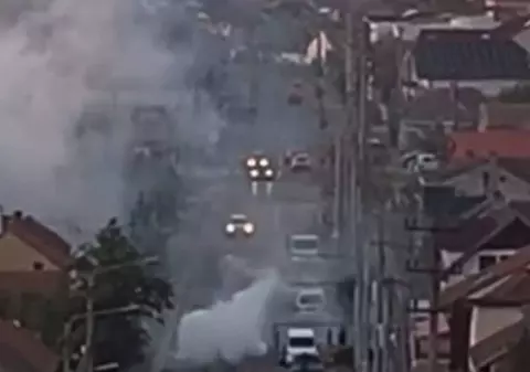 Un șofer din Arad care a umplut de fum o stradă întreagă în timp ce făcea drifturi a ajuns la Poliție