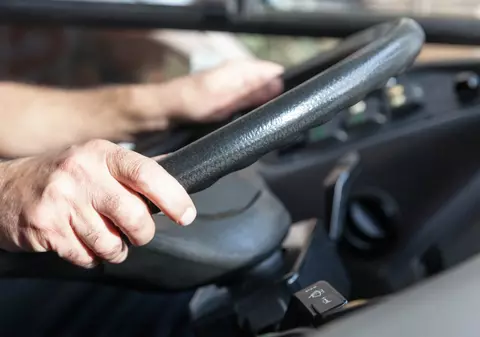Un șofer de autobuz n-a mai primit 73.000 de euro primă de pensionare pentru că a furat 6 euro din banii de bilete, cu 3 ani înainte