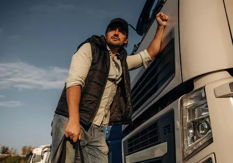 Șofer român de camion răpit, sechestrat și bătut, după un accident în Franța