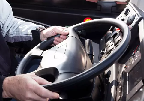 Șofer de camion, băgat în spital de un bărbat din Sălcioara, Dâmbovița, după ce din vehiculul său a căzut pietriș pe drum