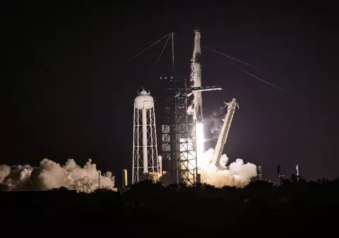 Deși capsulele SpaceX sunt foarte confortabile, pasagerii experimentează mai mereu „răul de spațiu”. Cum a decurs călătoria spre orbită a unor oameni obișnuiți