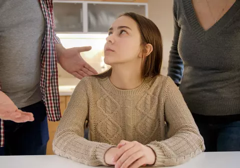 Ce a decis instanța în cazul studentei care și-a dat în judecată părinții pentru o pensie de 2.000 de lei. Demersuri la „toate organele de investigații”  