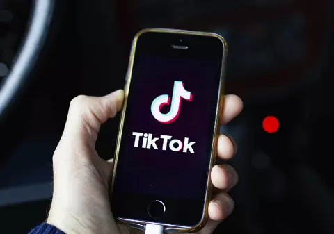Ce face TikTok pentru a combate dezinformarea pe platforma sa, înainte de alegerile prezidențiale din 2025