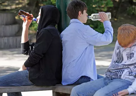 Adolescenții din România se refugiază în alcool, arată un nou studiu. 1 din 4 copii peste 14 ani a consumat alcool în ultima săptămână
