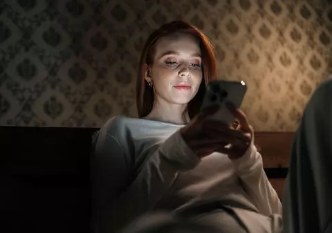 Fiecare oră petrecută în fața televizorului, telefonului sau computerului te lasă fără 24 minute de somn