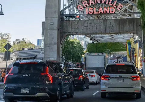 Metoda genială cu care treci strada în siguranță în Canada: apuci, te uiți, faci cu mâna și traversezi | VIDEO